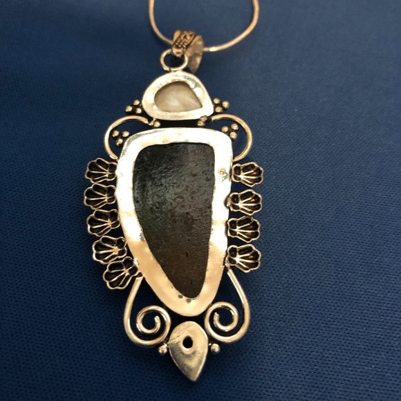 Rainbow Solar Quartz With a Real White Pearl Necklace. - Picture 5 of 5